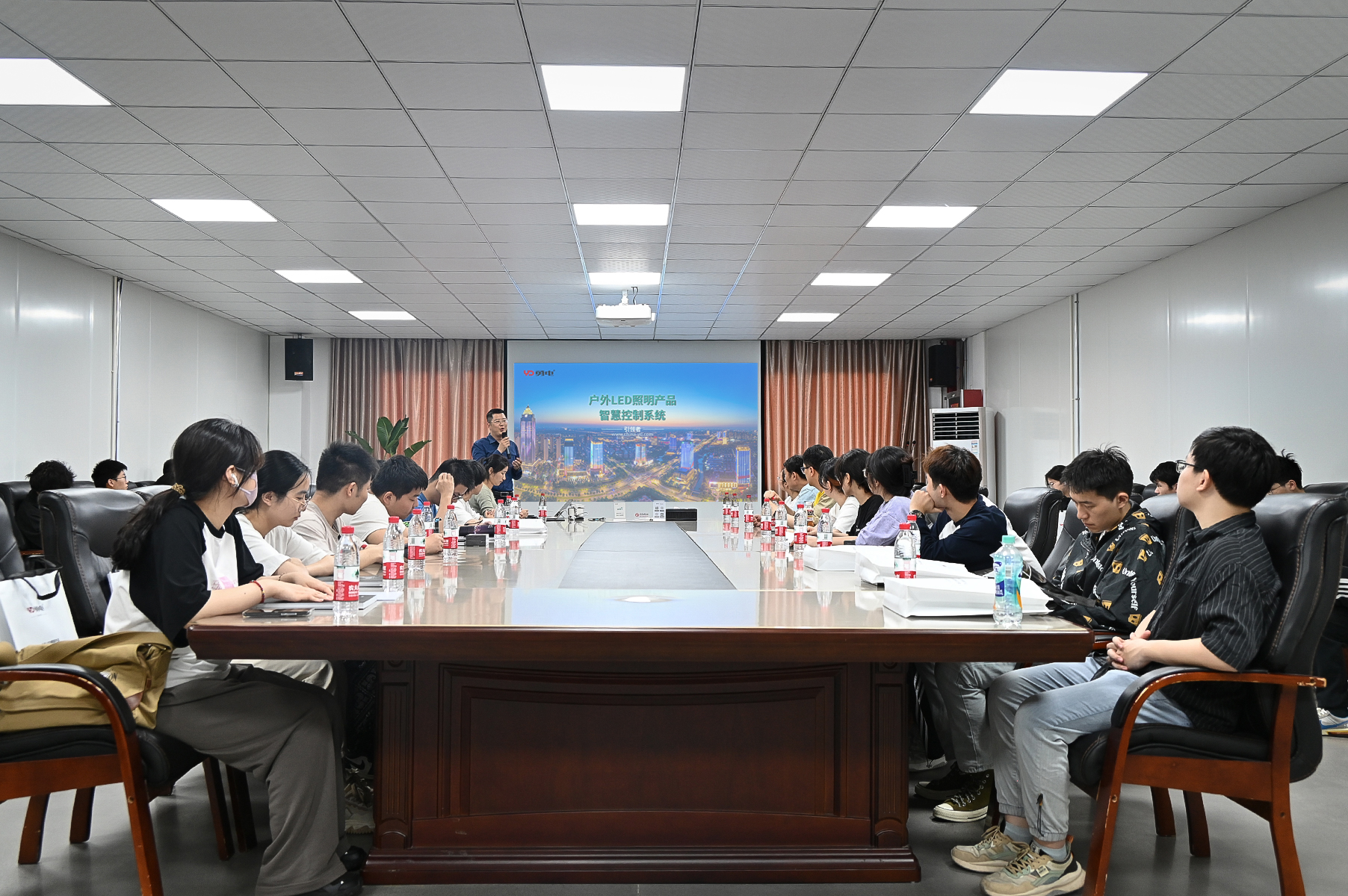 浙江理工大学学子走进勇电，，，，，探索智慧光影科技
