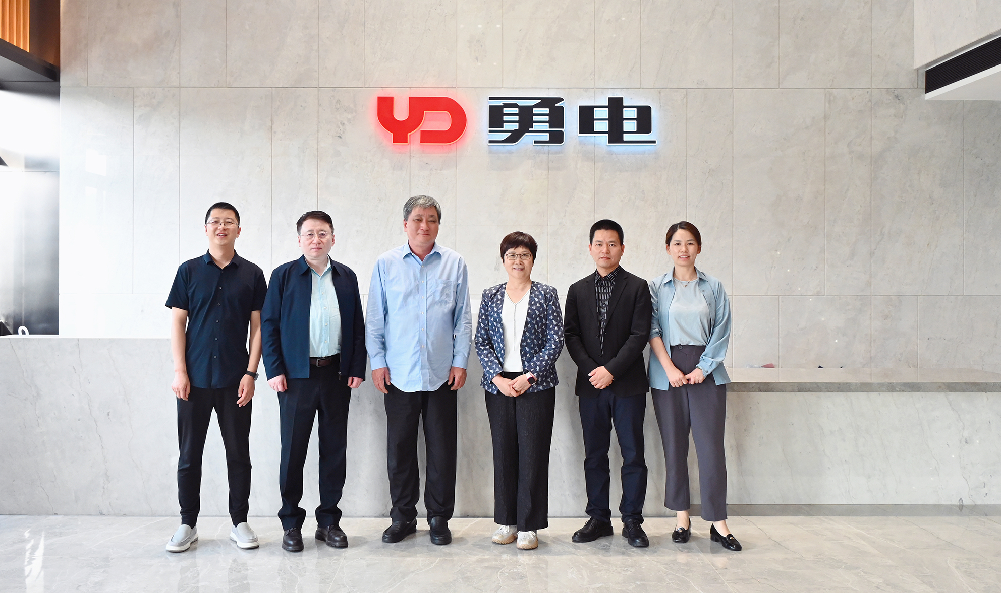 中国照明电器协会何烨理事长一行莅临勇电调研指导